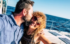 escursione in barca a Taormina Isola bella coppia innamorata