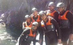 Escursione da Taormina body rafting Alcantara gruppo d'amici nel fiume Alcantara